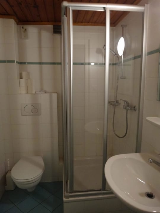 Sehr sauber: "shared bathroom" Hotel Saint-Gervais