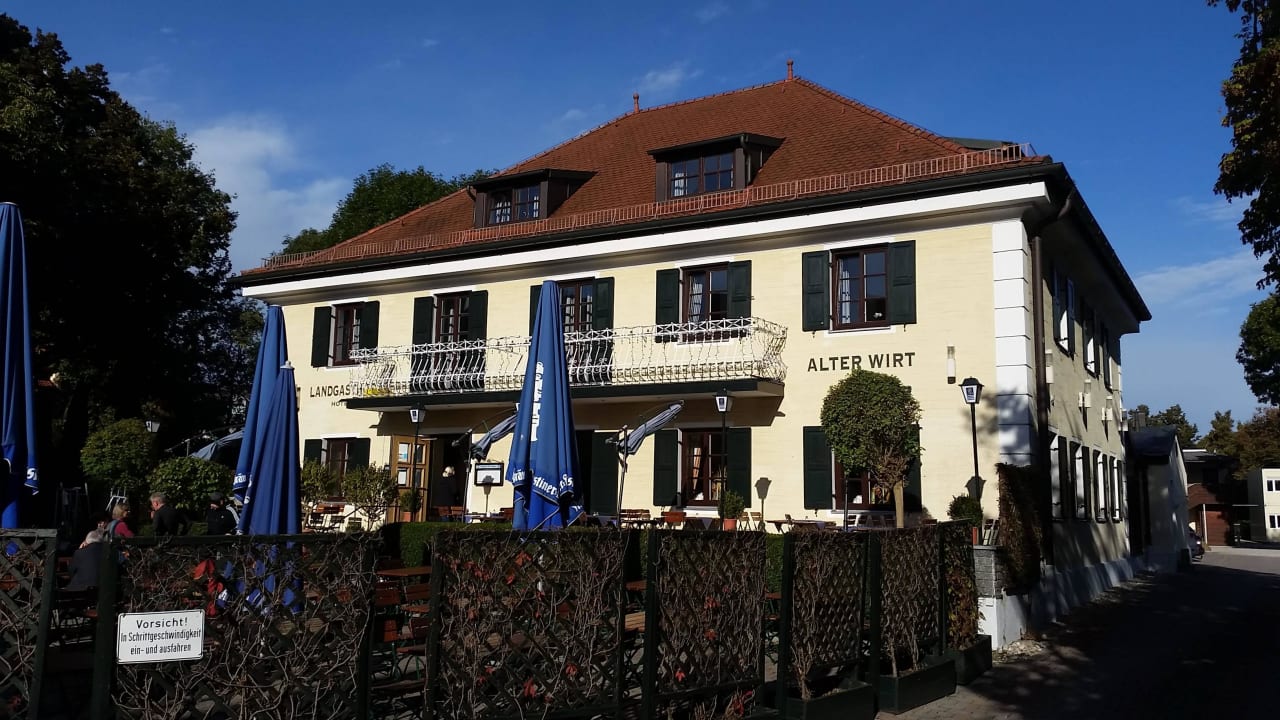 Außenansicht mit Terrasse und Biergarten Landgasthof Hotel Alter Wirt