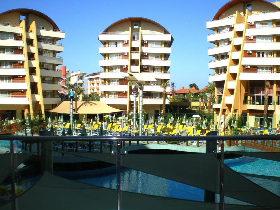 Vue d'un bar sur piscine Alaiye Resort & Spa