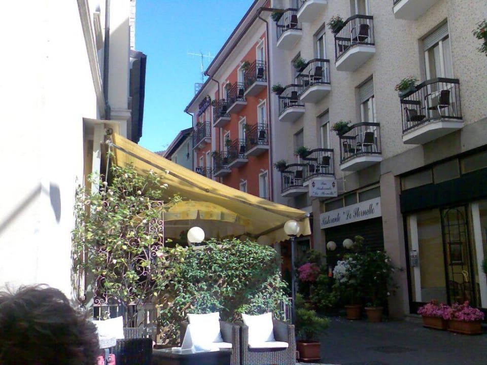 Straße in 2. Reihe mit Hotel Moderno Hotel Moderno