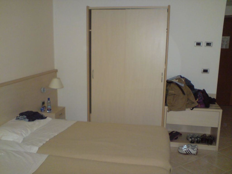 Zimmer - Bett und Kleiderschrank Aldiana Club Rocca Nettuno Calabria