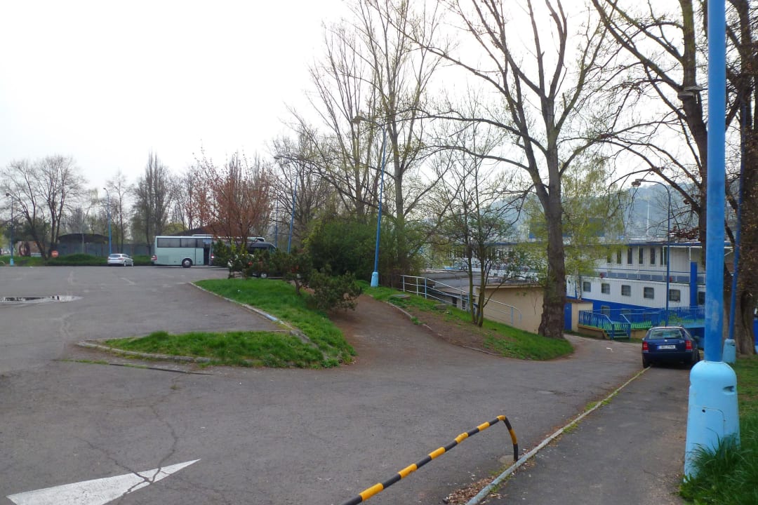 Großer Parkplatz, unten beim Boot weitere Botel Racek