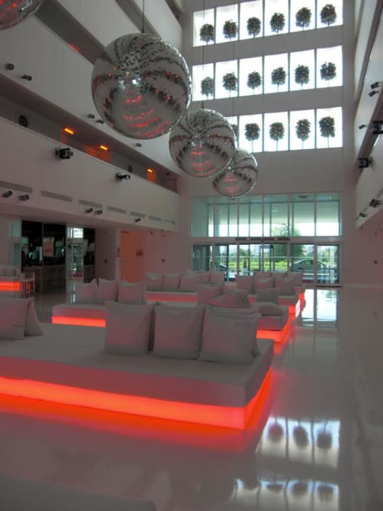 Lobby mit Beleuchtung und Discokugeln Hotel SU & Aqualand