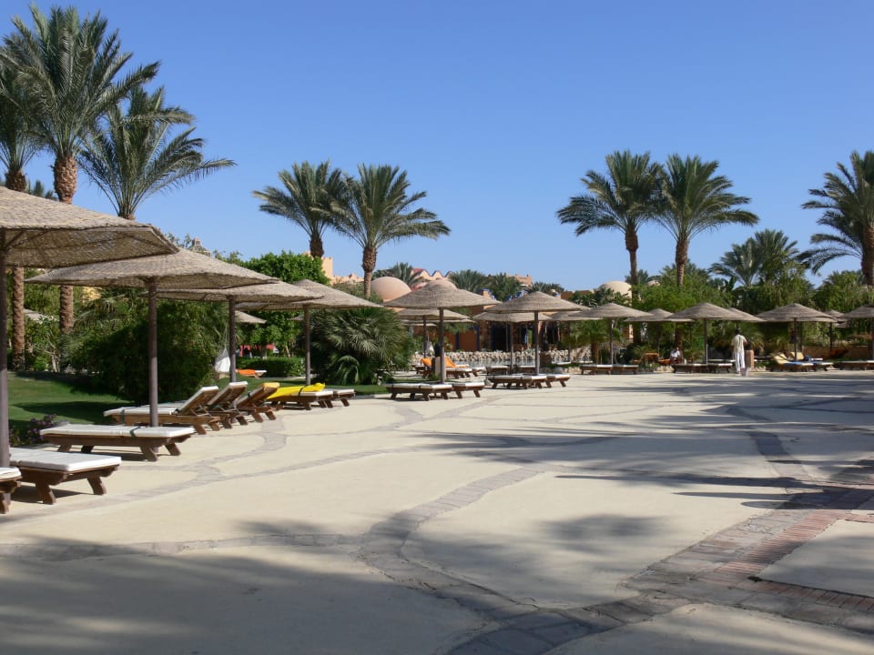 Liegen am Pool Grand Makadi