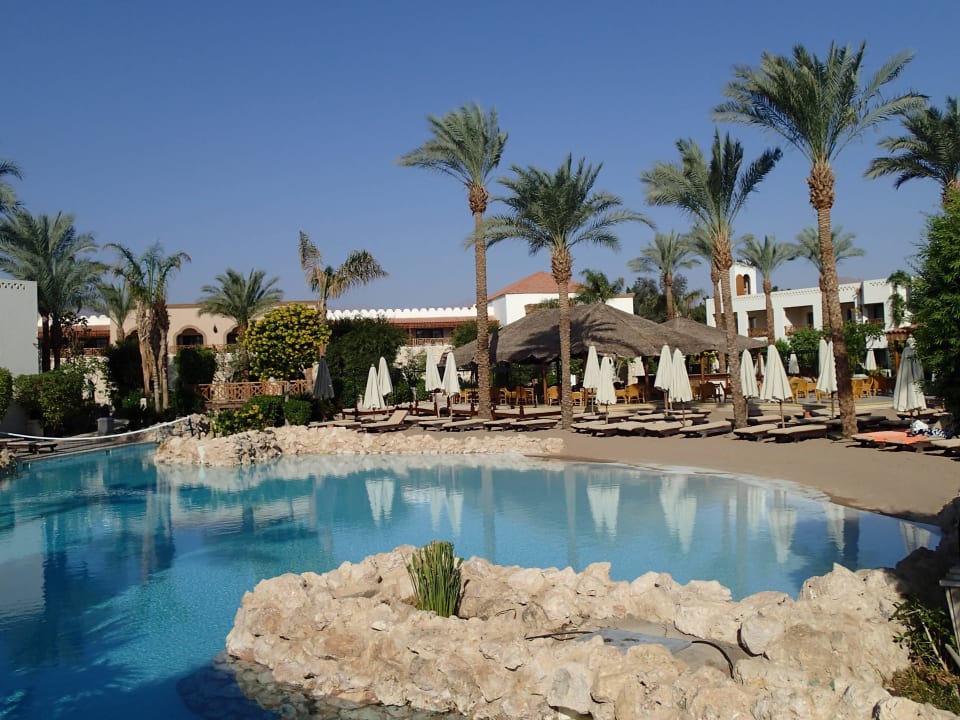 Wunderschöne Poolanlage mit künstlichem Sandstrand Ghazala Gardens