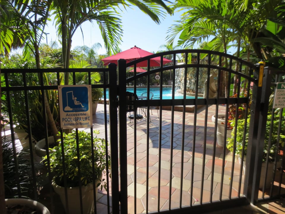 ... Zugang zum Pool und großen Parkplatz Doubletree by Hilton Fort Myers at Bell Tower Shops