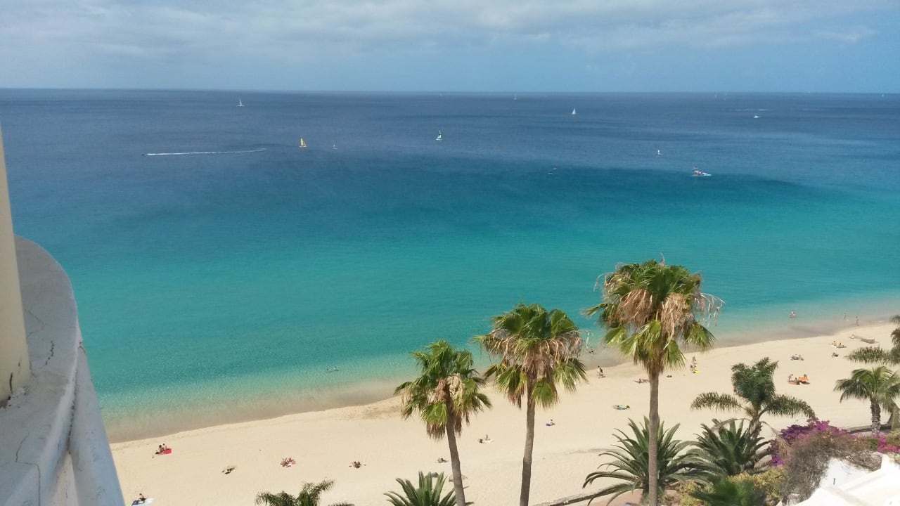 Von einem oberen Hotelgang auf den Strand geblickt Hotel Riu Palace Jandia