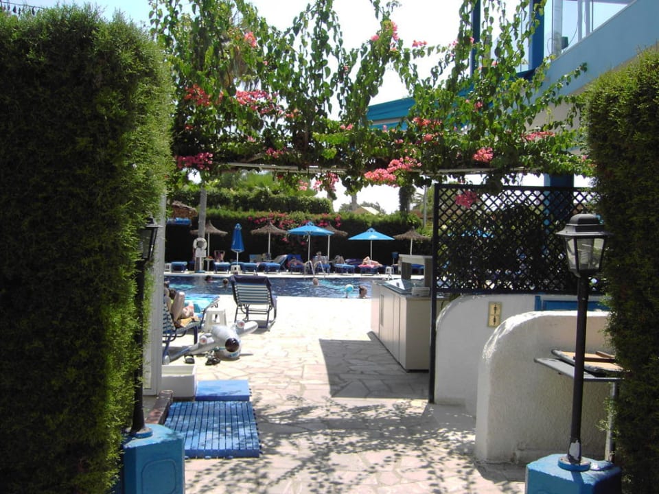 Weg zum Pool Anonymous Beach Hotel