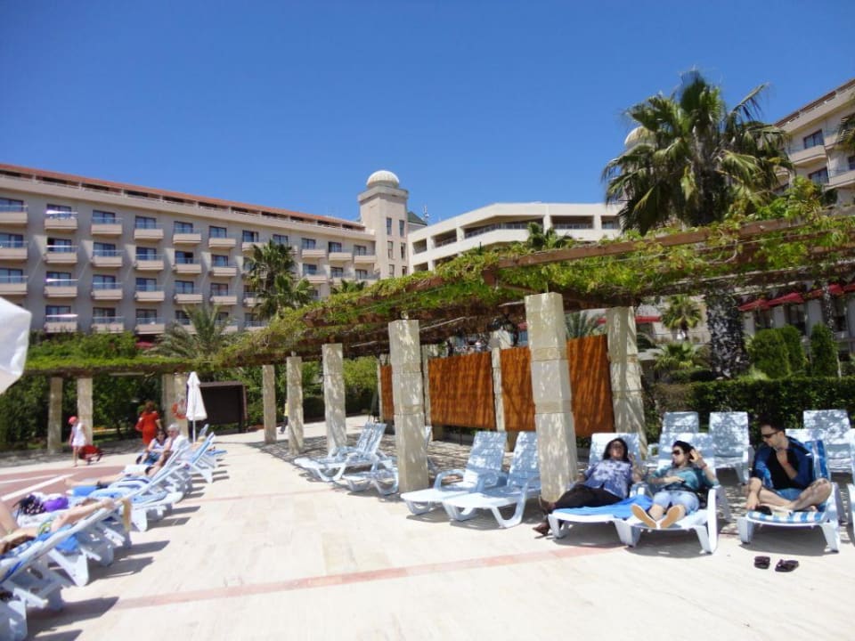 Blick vom Pool zum Gebäudetrakt Kaya Belek Hotel