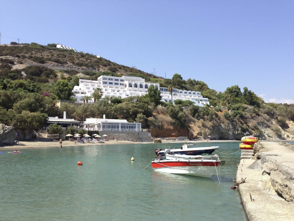 Blick vom Wassersportsteg hinüber zum Hotel Hotel Istron Bay