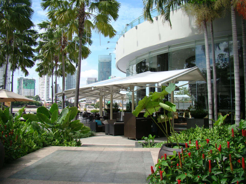 Außenterrasse vom kleinen "Garten" aus Chatrium Hotel Riverside Bangkok