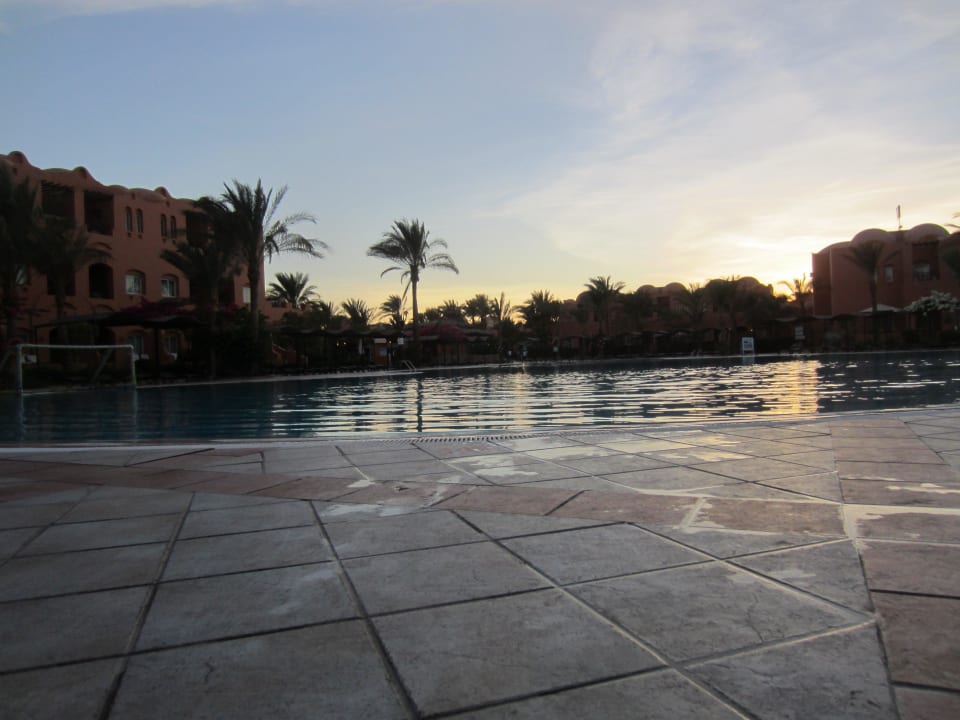 Pool bei Sonnenaufgang Jaz Makadi Oasis Resort