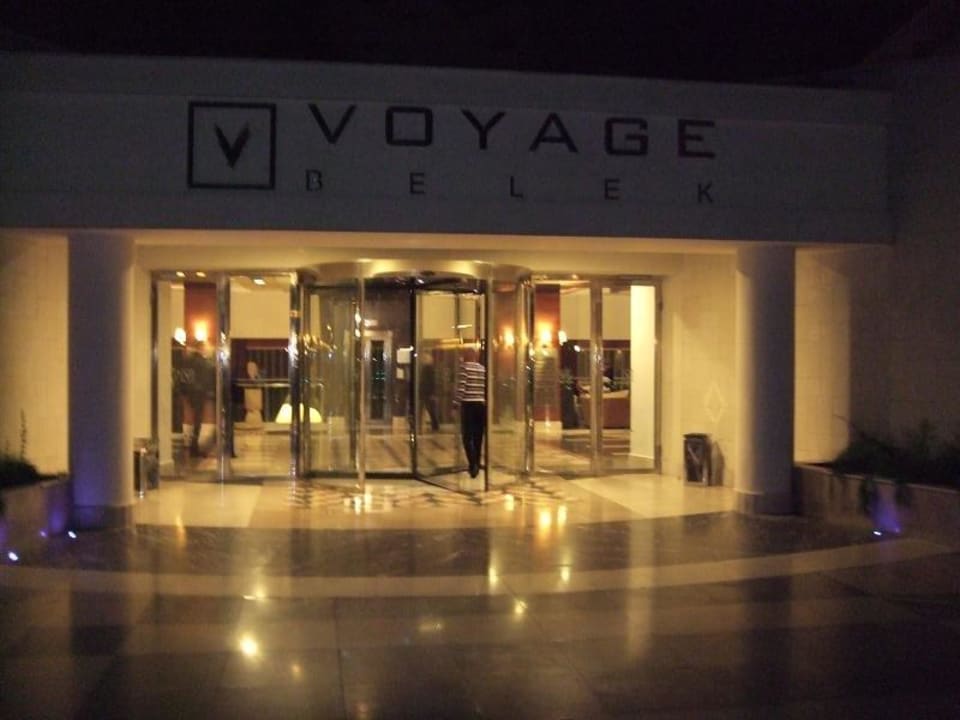 Eingang Haupthaus im Dunkeln Voyage Belek Golf & Spa