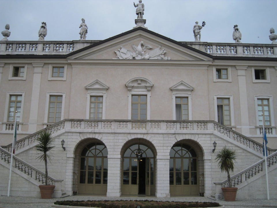 Außenansicht Villa Fenaroli Palace
