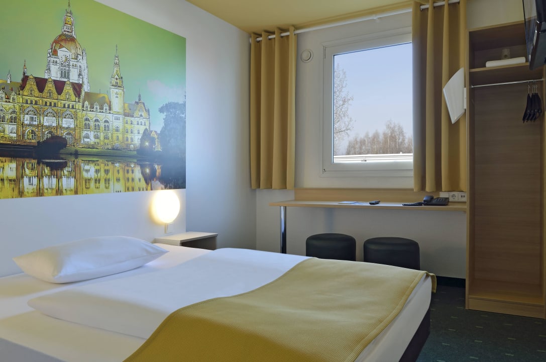Zimmer mit französischem Bett B&B Hotel Hannover-Nord