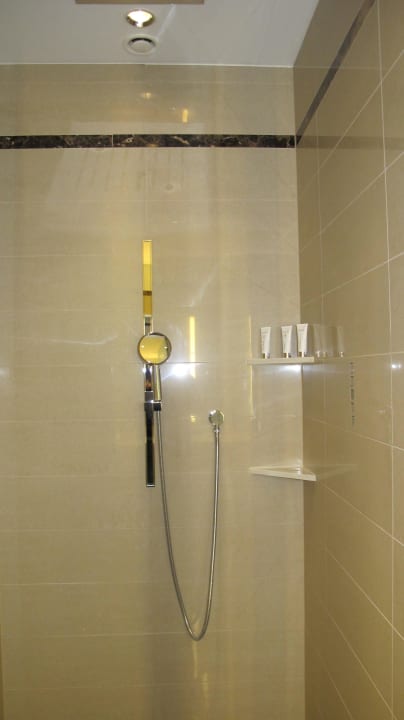 Einblick in ein Doppelzimmer / Badezimmer Anantara Palais Hansen Vienna Hotel