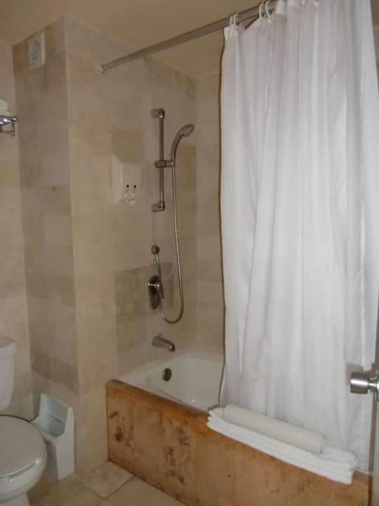 Dusche/Badewanne und WC von unserem Zimmer Viva Azteca by Wyndham - All Inclusive Resort
