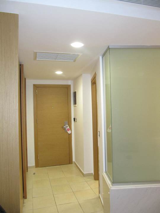 Links der Kleiderschrank, rechts das Badezimmer Doreta Beach Resort & Spa