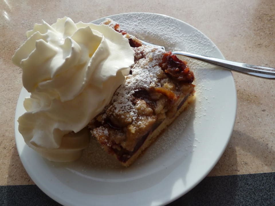So sieht leckerer Pflaumenkuchen aus Hotel Pension Sonnleiten - Tux