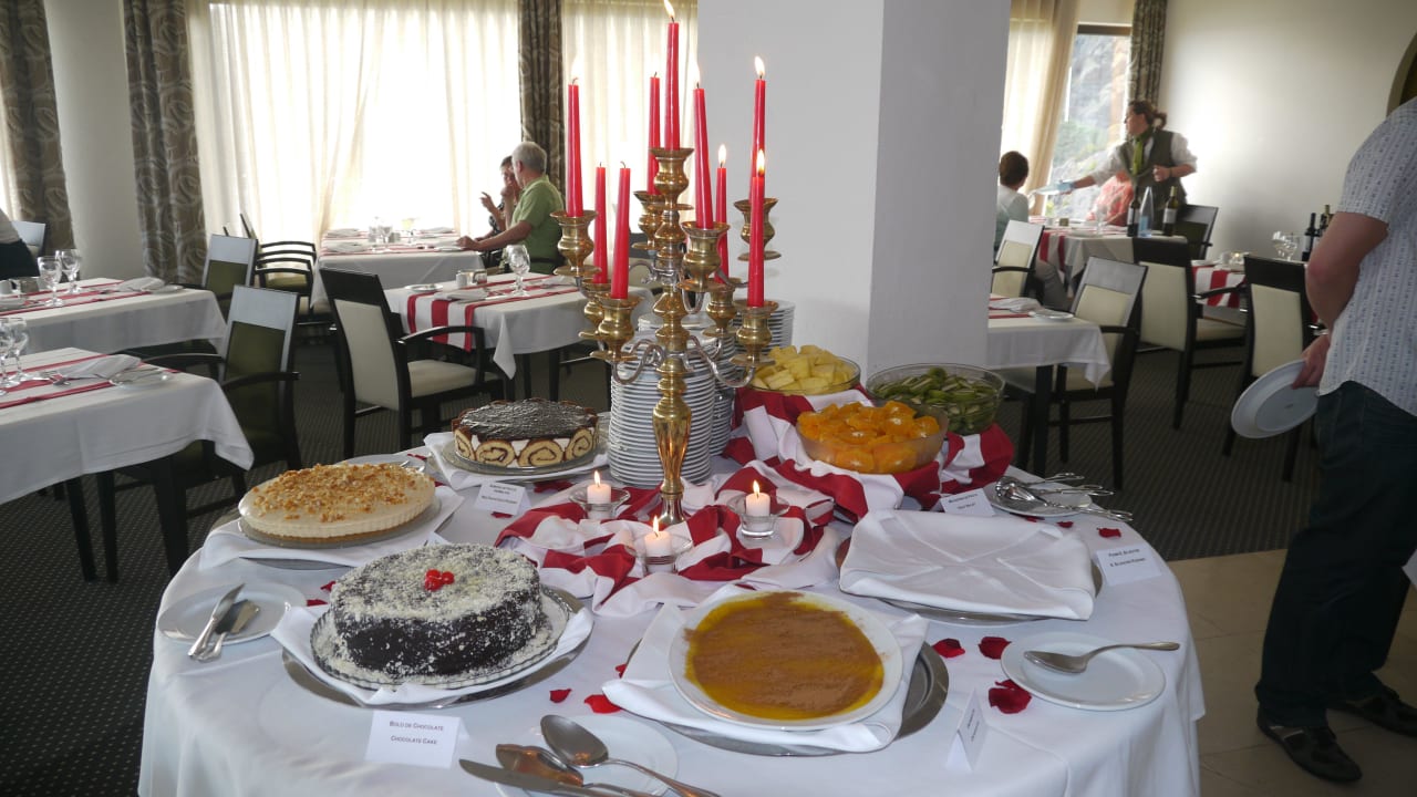 Süßes Buffet beim Abendessen zum Thema La Moure Caloura Hotel Resort