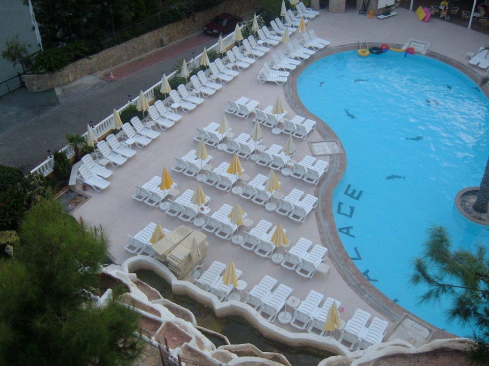 Blick auf den Pool Larina Resort Spa & Hotel