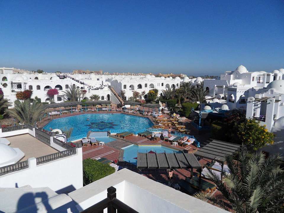 Blick von oben auf den kleinen Pool Arabella Azur Resort