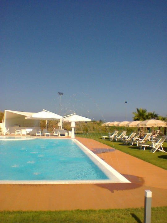 Hinten die Poolbar Infinity Resort Tropea