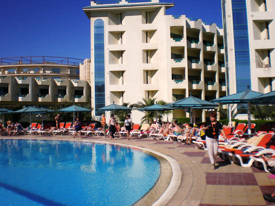 Przy basenie Moreno Horizon Spa & Resort