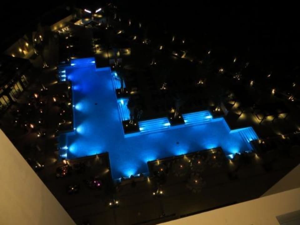 Einer der Pools bei Nacht DoubleTree by Hilton Resort & Spa Marjan Island