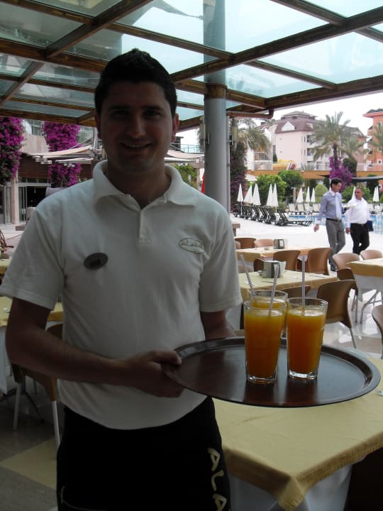 Murat mit dem leckeren Orangensaft am Morgen Alaiye Resort & Spa
