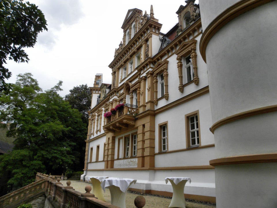 Schlossansicht mit Terrasse Schloßhotel Schkopau