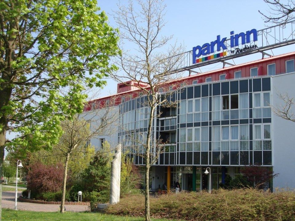 Widok hotelu od strony głównego wejścia Congress Hotel Weimar by Mercure