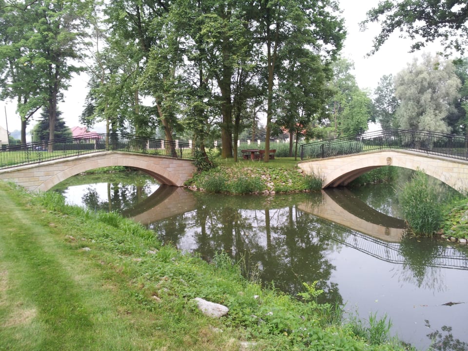 W parku przy hotelu Hotel Pałac Krotoszyce