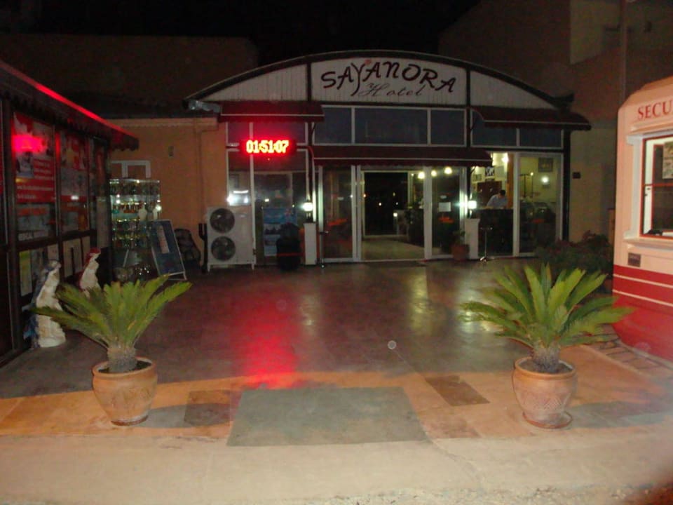 Eingang Sayanora Hotel