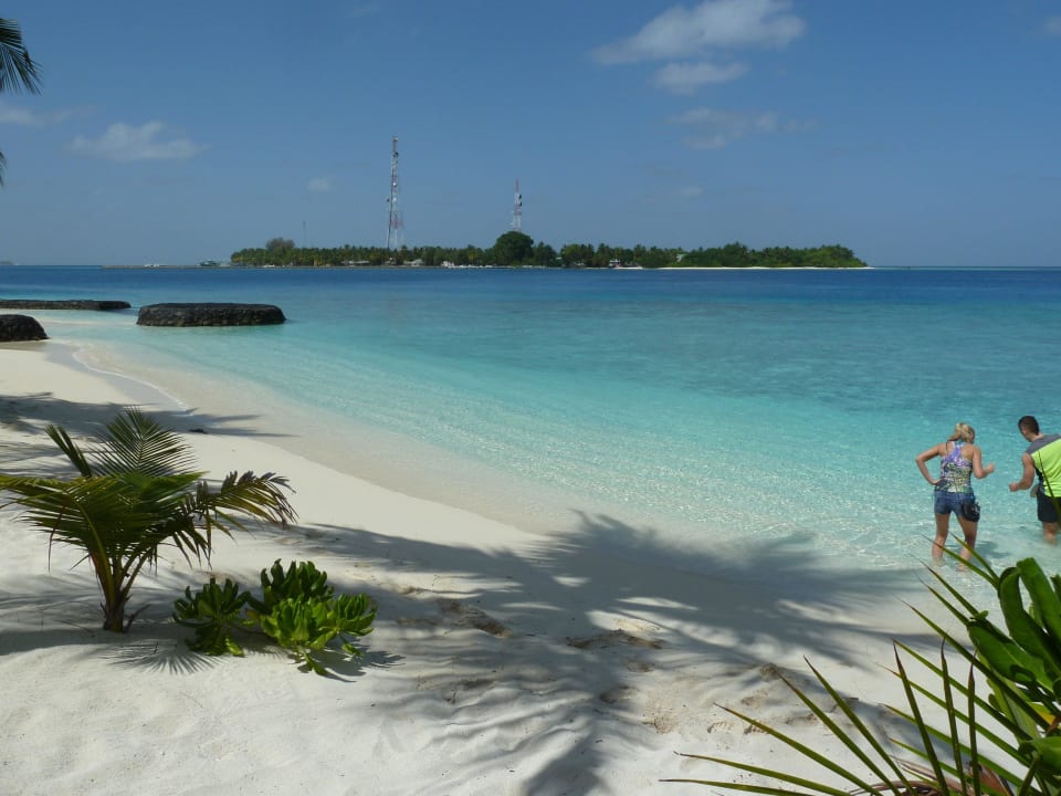Strand mit Rasdhoo im Hintergrund Kuramathi Maldives