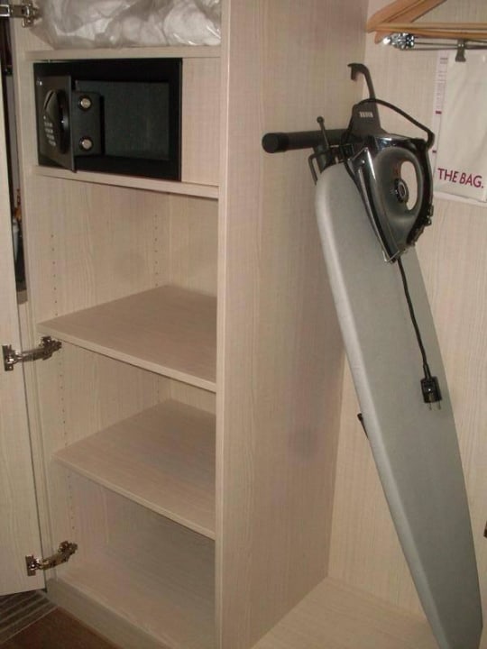 Safe und Bügelbrett DoubleTree by Hilton Hannover Schweizerhof