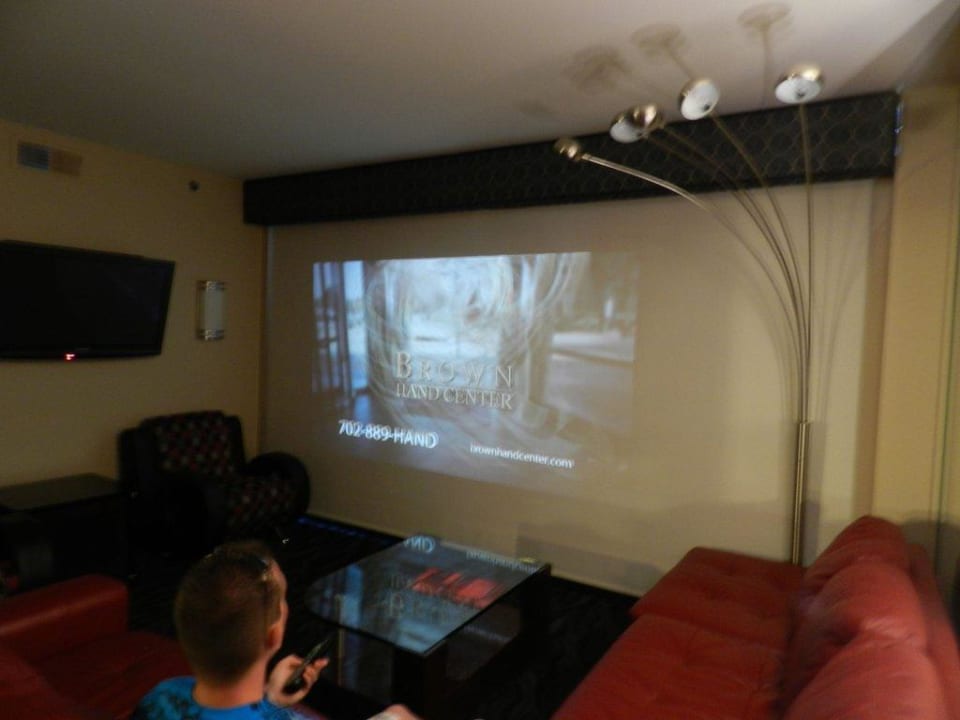 Wohnbereich auf dem Beamer fernsehen Hotel Elara - a Hilton Grand Vacations Hotel Center Strip