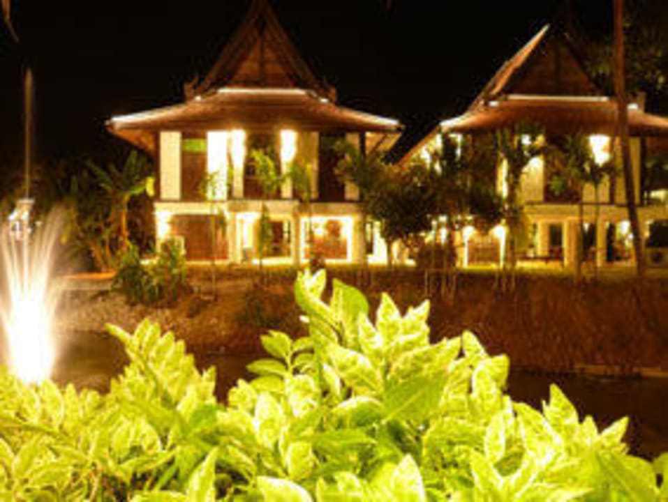 Vom Restaurant zu den Bungalows Hotel The Legendha Sukhothai Resort