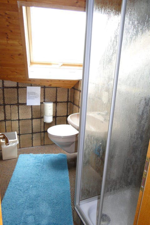 Das Badezimmer im Gasthaus  Gästehaus Schick