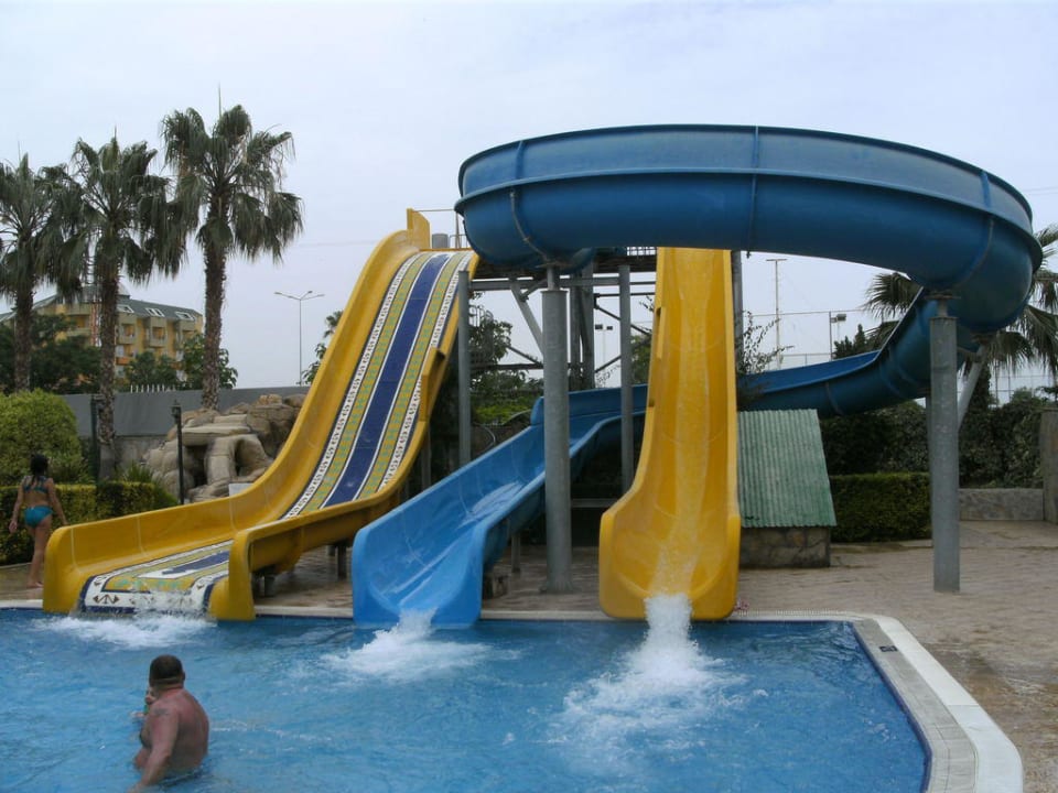 Eine von zwei Rutschanlagen Lonicera Resort & Spa Hotel
