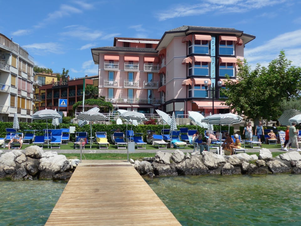 Blick vom See zum Hotel Hotel Kriss Internazionale