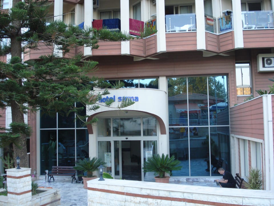 Eingang Hotel Sirma