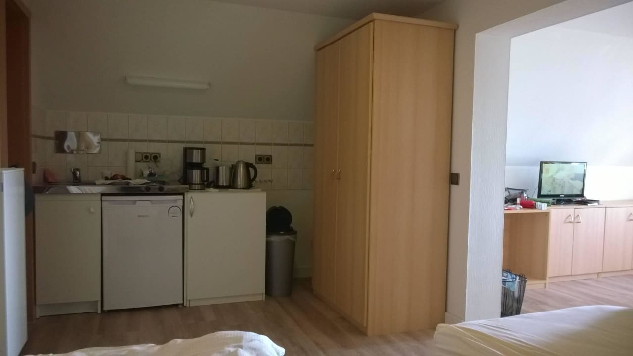 Appartement 12, Blick vom Bett zur Küchenzeile  Süderhaus Hiddensee