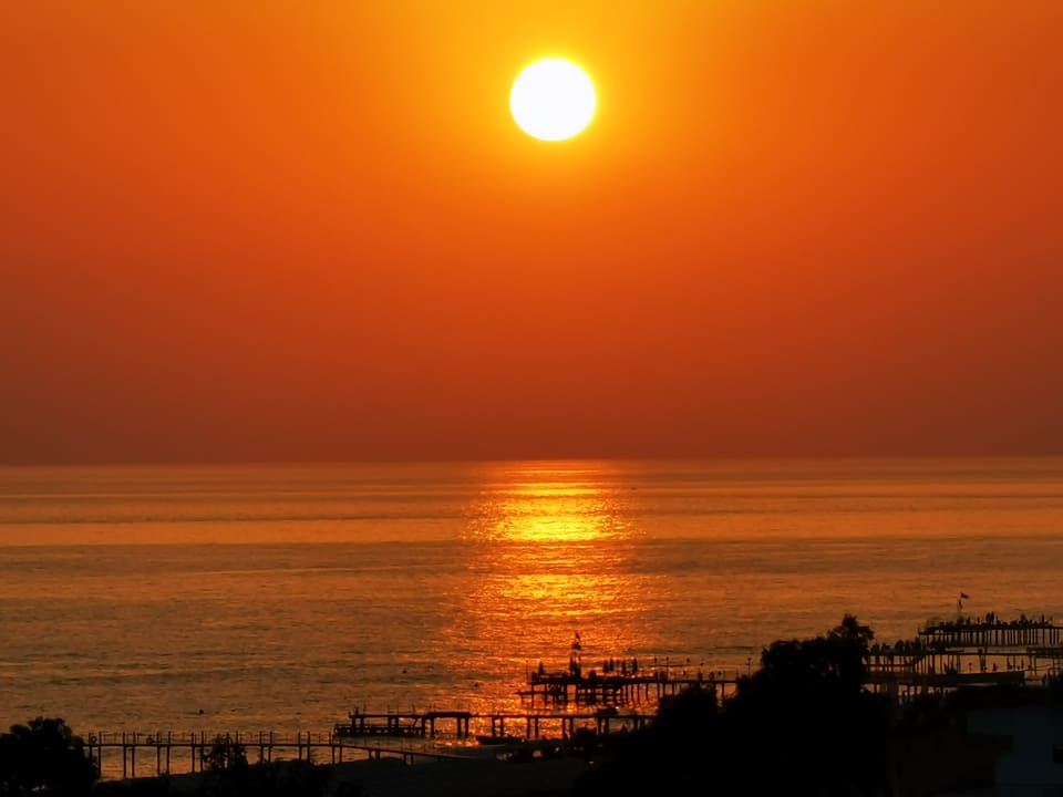 Strand Starlight Resort Hotel