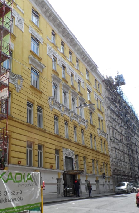 2015 Baustellen auf beiden Seiten des Hotels Carlton Opera Hotel