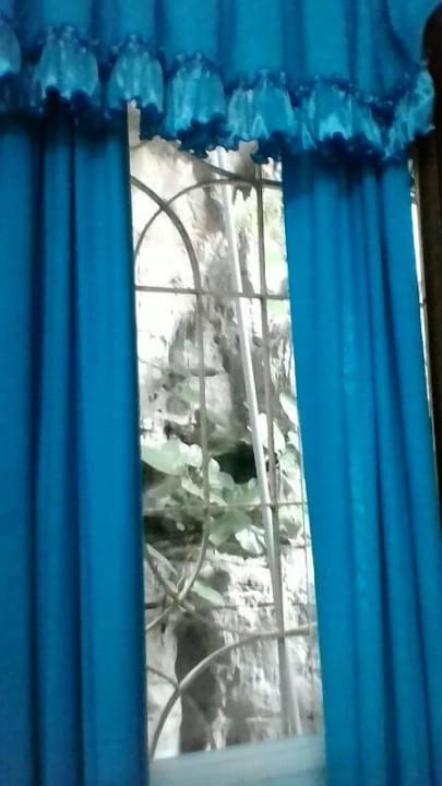 Blick aus dem Fenster auf den Felsen Phuong Mai Family Hotel