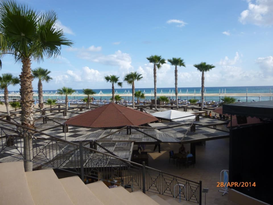 Blick über die Snackbar zum Strand TUI BLUE Palm Garden