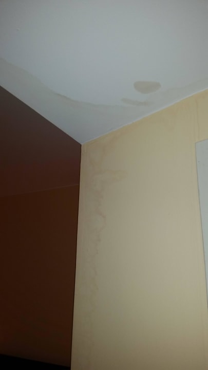 Massiver Wasserschaden Zimmer 314 bei Ankunft Holiday Inn Express Frankfurt - Airport