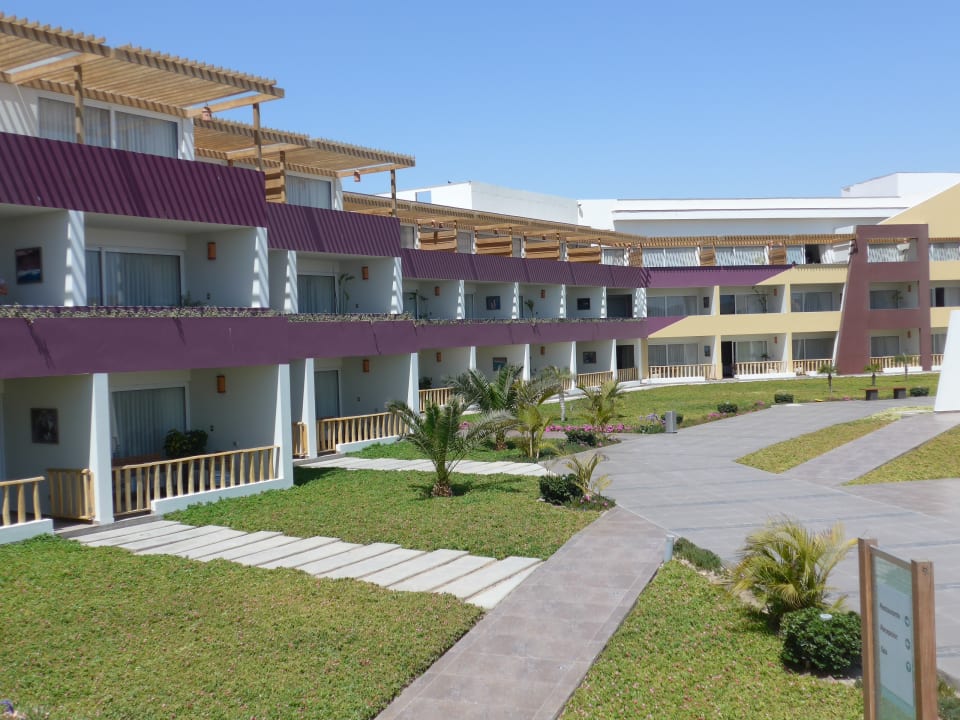 Blick zu den Gebäuden mit den Zimmern Aranwa Paracas Resort & Spa