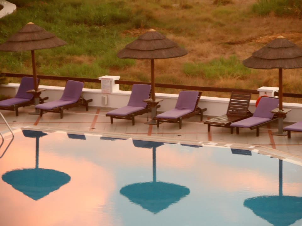 Liegeplätze am Pool Naxos Resort Beach Hotel